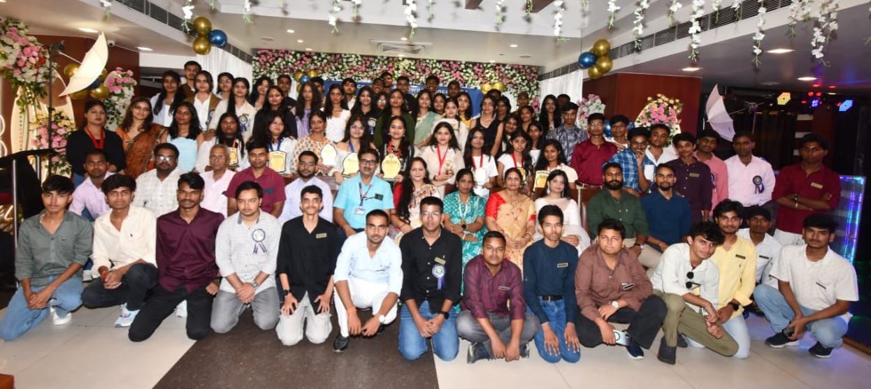 Group picture of best arts coaching in boring road patna. clear concept coaching.